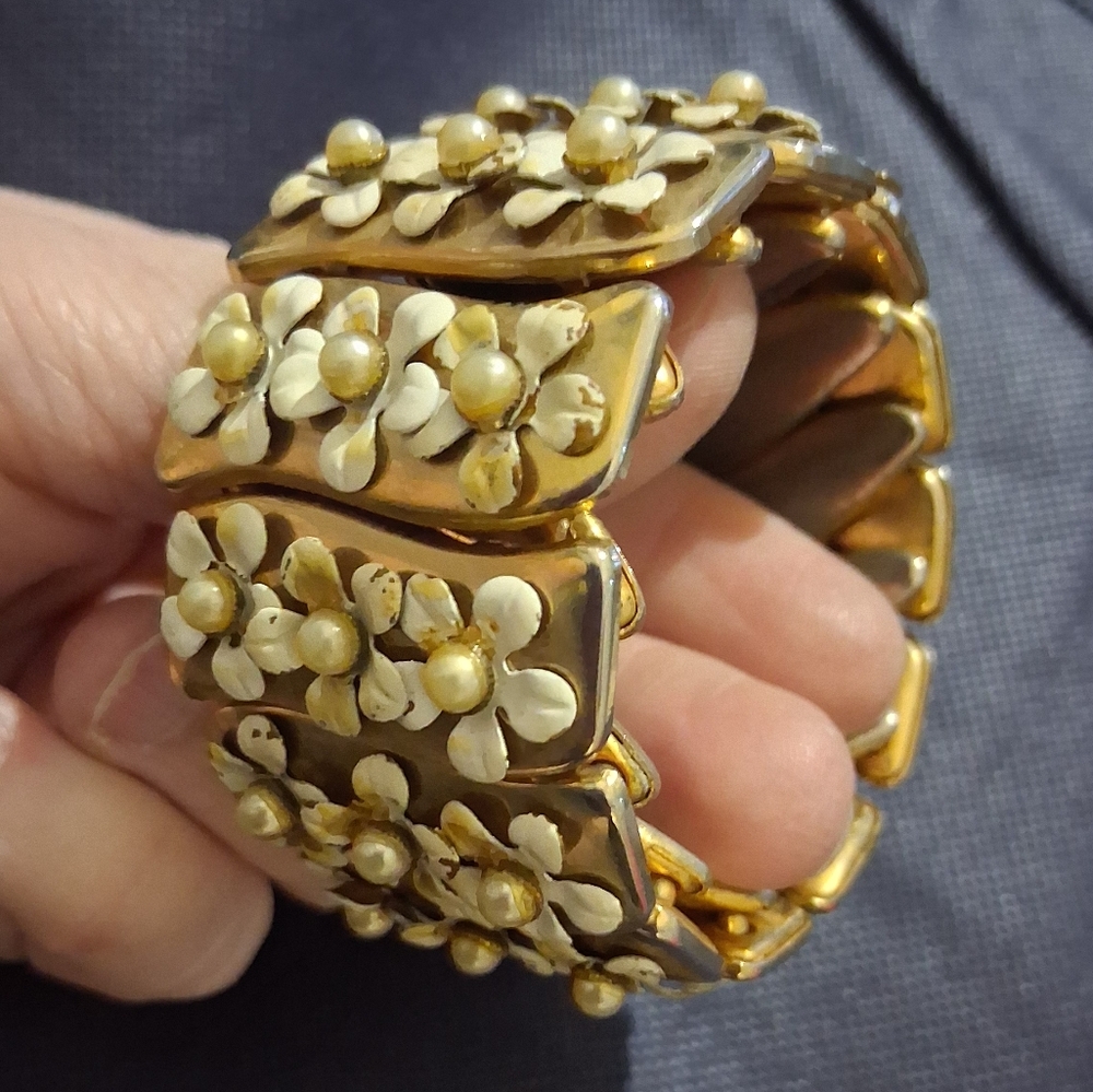 Vintage Gold Tone Floral Expandable Bracelet